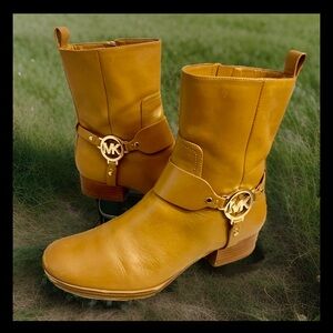 Woman’s Michael Kors Turner tan leather harness boots side zip w gold logo 6.5M